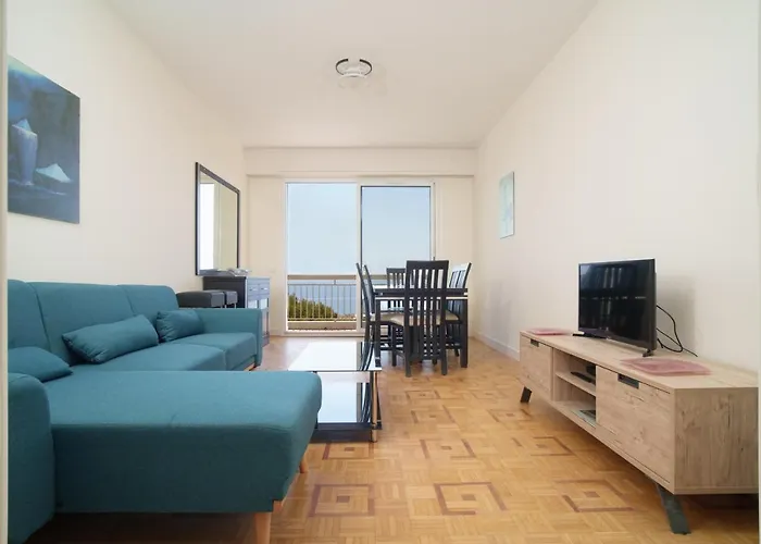 Superbe Appartement De 3 Pieces Renove Avec Vue Mer